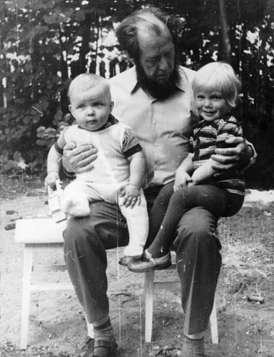 С сыновьями на даче в Фирсановке. Лето 1973 г. Фото: solzhenitsyn.ru