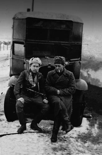Командир звукоразведывательной батареи лейтенант Солженицын и командир артиллерийского разведдивизиона Е. Пшеченко. Февраль 1943 г. Фото: solzhenitsyn.ru