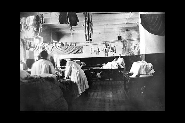 Группа женщин 1-го исправительного дома за работой, 1926. Источник: РГАКФД