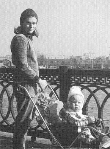 Ингрид Фредриксон с сыном. Москва, 1973 г. Фото: Солженицын А. И. Бодался телёнок с дубом. М.: Согласие, 1996