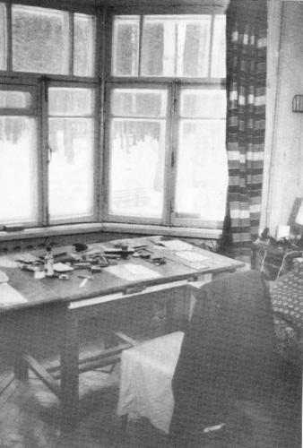 Рабочий стол Солженицына в Переделкине как он остался 11 февраля 1974 года. Фото: Солженицын А. И. Бодался телёнок с дубом. М.: Согласие, 1996