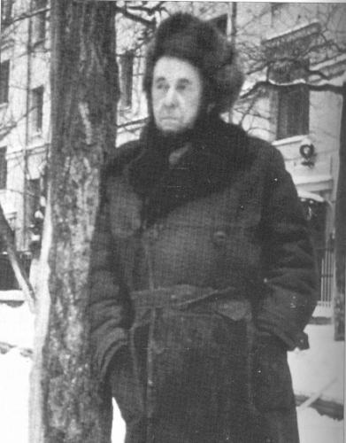Последняя фотография Солженицына до высылки. Во дворе дома в Козицком переулке. Февраль 1974 года. Фото: Солженицын А. И. Бодался телёнок с дубом. М.: Согласие, 1996 Последняя фотография Солженицына до высылки. Во дворе дома в Козицком переулке. Февраль 1974 года. Фото: Солженицын А. И. Бодался телёнок с дубом. М.: Согласие, 1996