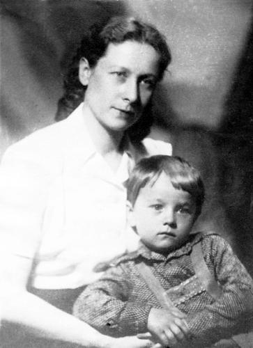 Антонина Николаевна Абакумова с сыном Игорем. Фото: www.eg.ru/upimg/photo/197966.jpg