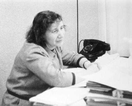 Анна Берзер за своим столом в редакции «Нового мира». 1960-е г. Фото: solzhenitsyn.ru