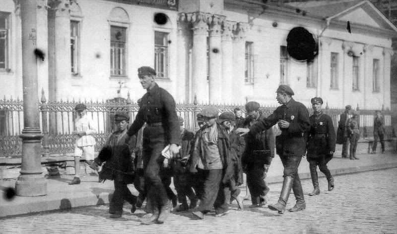 Беспризорные дети в сопровождении сотрудников милиции направляются в детский дом. Москва, 1920-е. Фото: foto-history.livejournal.com Беспризорные дети в сопровождении сотрудников милиции направляются в детский дом. Москва, 1920-е. Фото: foto-history.livejournal.com