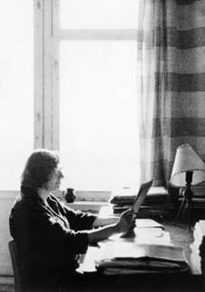 Анна Берзер дома за своим письменным столом. Конец 1960-х г. Фото: lechaim Анна Берзер дома за своим письменным столом. Конец 1960-х г. Фото: lechaim