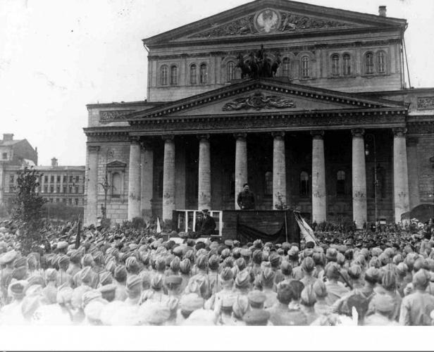 Площадь Свердлова. 1920 г. Предполагаемое место театрального лагеря в здании справа от театра. Фото: PastVu