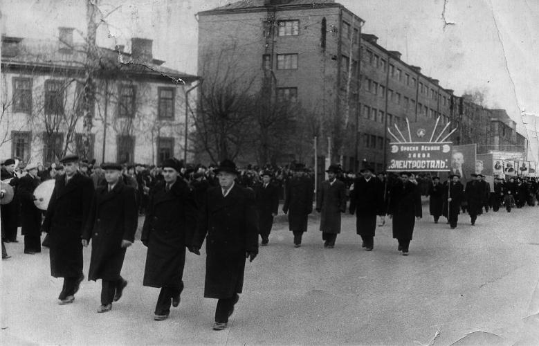 Демонстрация на улице Горького. 1950–1955(?) гг. Фото: Архив Тимофея Шарамова  