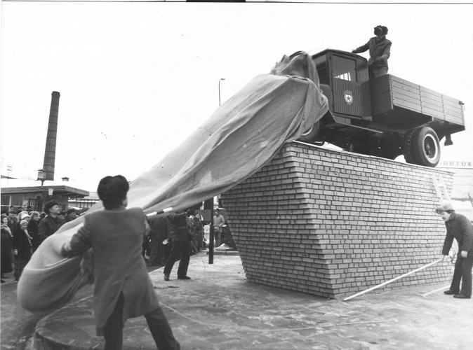 Открытие памятника фронтовым шоферам в 1988 г., перед автокомбинатом № 23. Фото: PastVu