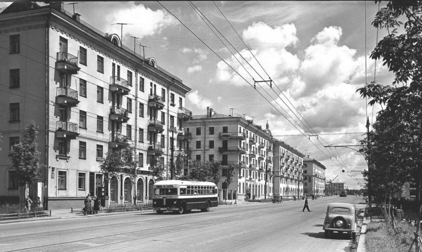 Первомайская улица между 11-й и 13-й Парковыми. 1956 г. Фото: Н. Грановский, PastVu