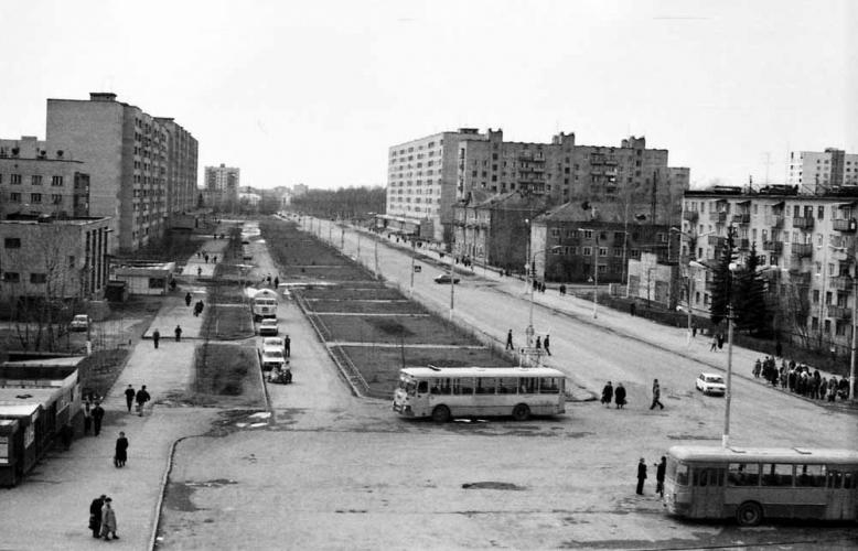 Лобня, улица Ленина. 1990 г. Лагерь, предположительно, был на левой стороне. Фото: eleoev