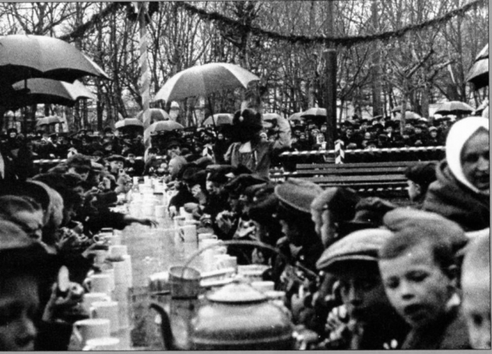 Чаепитие во дворе приюта имени доктора Гааза в Сокольниках 11 мая 1914 г. Фото: PastVu