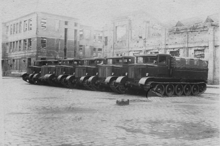 Артиллериийские тягачи на дворе Коломенсого паровозостроительного завода. 1944 г. Фото: РГАНТД 