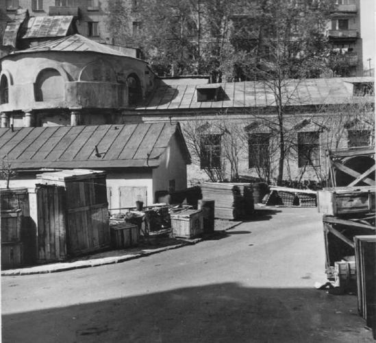 Территория усадьбы Крестовниковой, Трехсвятительский пер., 1970-1980. Фото: pastvu.com