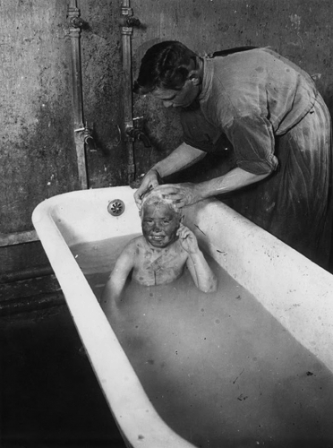 Покровский приемник. Купание беспризорного мальчика. 1925 г. Покровский приемник. Купание беспризорного мальчика. 1925 г.