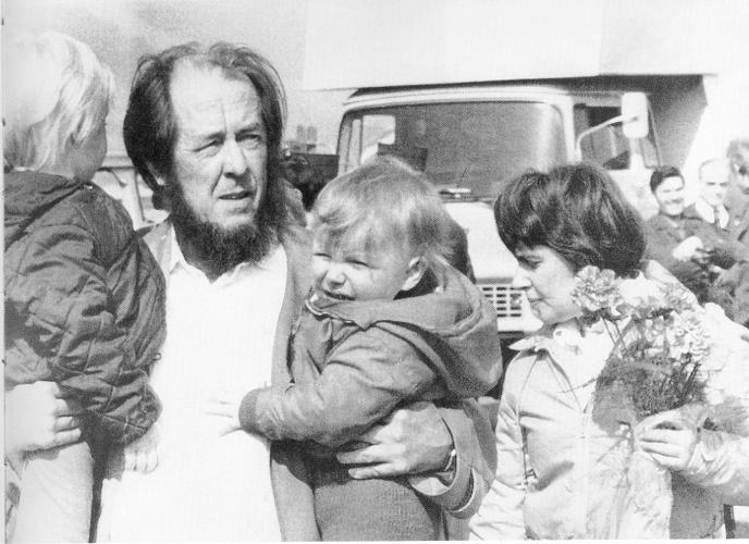 Солженицын встречает свою семью на Цюрихском аэродроме. 1974 год. Фото: «Александр Солженицын: Из-под глыб». Рукописи, документы, фотографии. М.: Русский путь, 2013 Солженицын встречает свою семью на Цюрихском аэродроме. 1974 год. Фото: «Александр Солженицын: Из-под глыб». Рукописи, документы, фотографии. М.: Русский путь, 2013