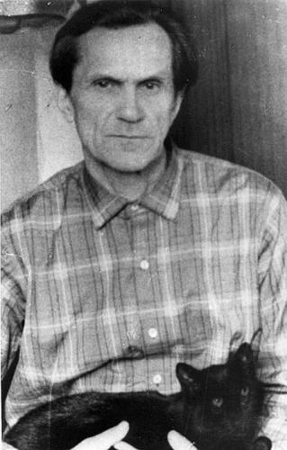 Шаламов в 1960-е годы. С кошкой Мухой Шаламов в 1960-е годы. С кошкой Мухой