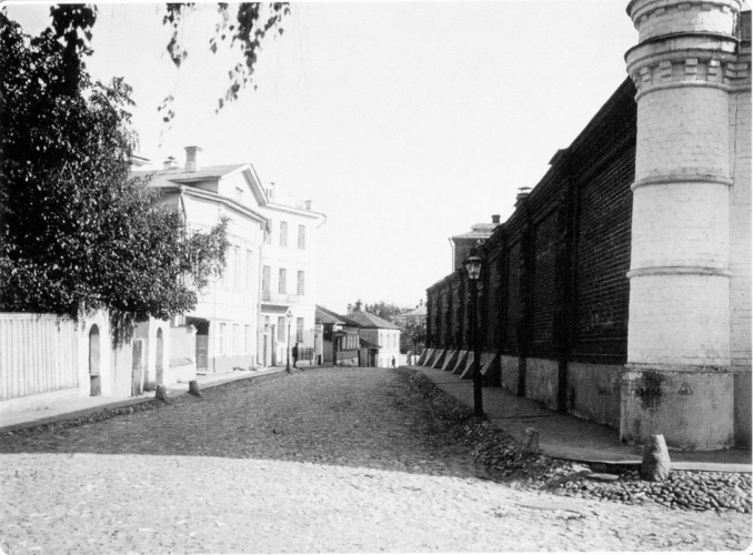 2-й Зачатьевский пер. Справа стена Зачатьевского монастыря. 1913–1914 гг. Фото: PastVu 2-й Зачатьевский пер. Справа стена Зачатьевского монастыря. 1913–1914 гг. Фото: PastVu
