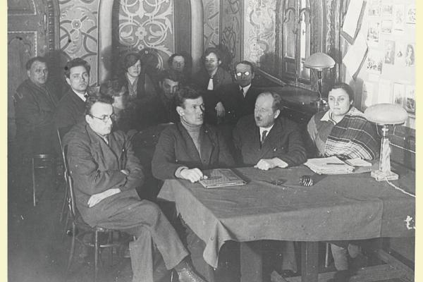 Коллектив кафедры архивоведения. Слева направо: первый ряд – Н. А. Фомин, зав. кафедрой Ф. А. Сидоров, директор Института Н. И. Соколов, завуч М. И. Лившиц; во втором ряду – М. Т. Солдатенков, М. Н. Шобухов, И. Г. Варшавский, А. В. Чернов. В третьем ряду – М. С. Вишневский, аспирантки.1935 г. Фото: mosarchiv.mos.ru