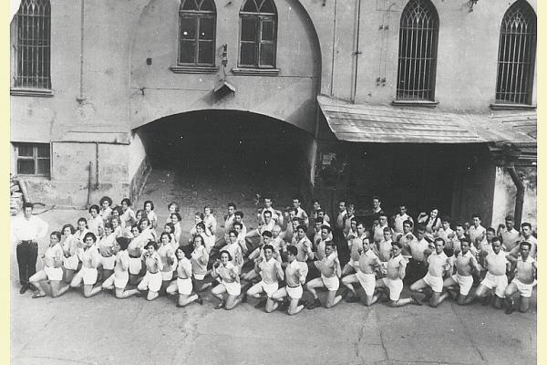 Занятия по физической культуре во дворе Историко-архивного института. 1930-е гг. Фото: mosarchiv.mos.ru
