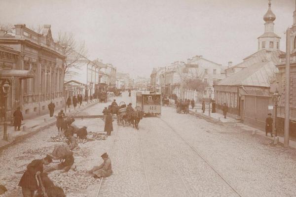 Арбат. По левой стороне дом 42. 1880–1900 гг. Фото: oldmos.ru