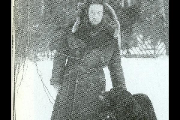 С ньюфаундлендом Ростроповича. Жуковка. 1972 год. Фото: Солженицын А. И. Бодался телёнок с дубом. М.: Согласие, 1996.