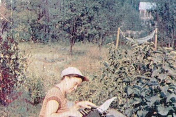 Наталья Решетовская перепечатывает рукопись Солженицына. Середина 1960-х. Фото: reshetovskaya.ru