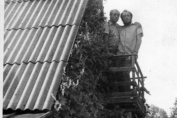 Александр Солженицын на балконе дачи «Борзовка» с Мстиславом Ростроповичем. Лето 1969 года. Фото: twitter.com/PisateliFilosof