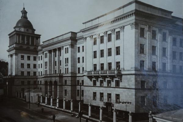 Сталинский Дворец здоровья. Сегодня - ФГБУ «Поликлиника №1» Управления делами Президента РФ. Фото: vipmed.ru