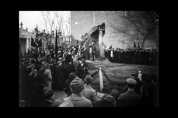 Я. М. Свердлов произносит речь во время закладки Дома рабочих в саду Эрмитаж в Москве. 1918 г. Фото: ГРАКФД
