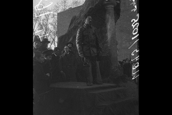 Выступление Я. М. Свердлова при закладке дома рабочих в Эрмитаже.1918 г. Фото: ГРАКФД