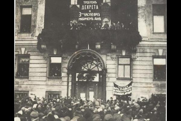 У здания Моссовета. 1917 г. Авторство снимка приписывается М. Кобозеву. Источник: russiainphoto.ru