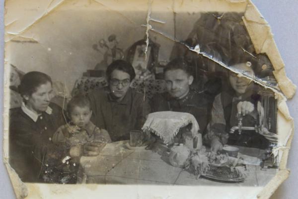 Е. Е. Культина с сыном Алексеем, сыновья Юрий и Сергей, дочь Татьяна (?) 1940-е. Фото: ГАРФ