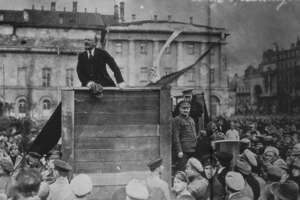 Ленин выступает на площади перед Большим театром. 5 мая 1920 г. Справа возле трибуны стоит на ступеньках Троцкий, а за ним Каменев. Фото: Г. П. Гольдштейн, wikimedia.org