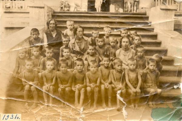 Воспитанники детского дома «Муравейник». 1931 г. В центре — воспитательница В. Н. Кудрявцева
