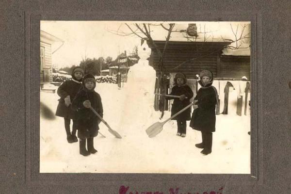 Во дворе «Муравейника»: дети и снеговик-красноармеец. 1928 г.