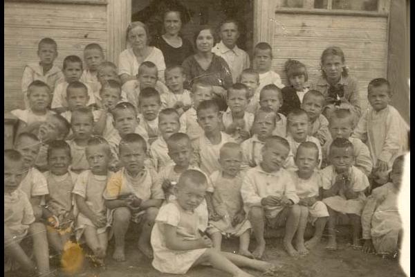 Воспитанники детского дома «Муравейник». 1930 г. В центре — воспитательница В. Н. Кудрявцева