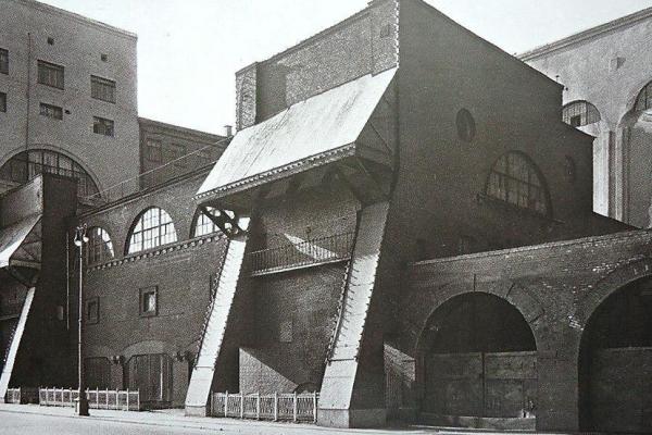 Одно из зданий МОГЭС. 1927. Архитектор И. Жолтовский