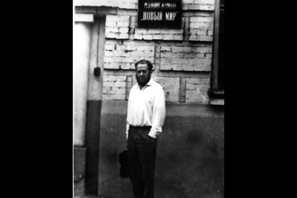 А.И. Солженицын у подъезда «Нового мира». Первая половина 60-х.